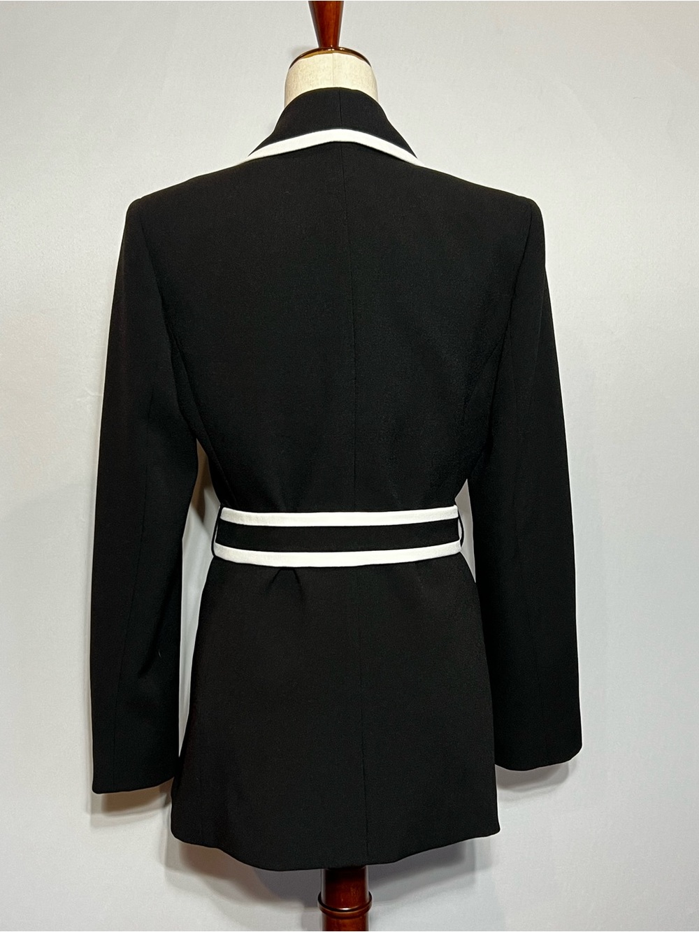 Tahari ASL Black Blazer with White Trim Belt - Picture 3 of 7